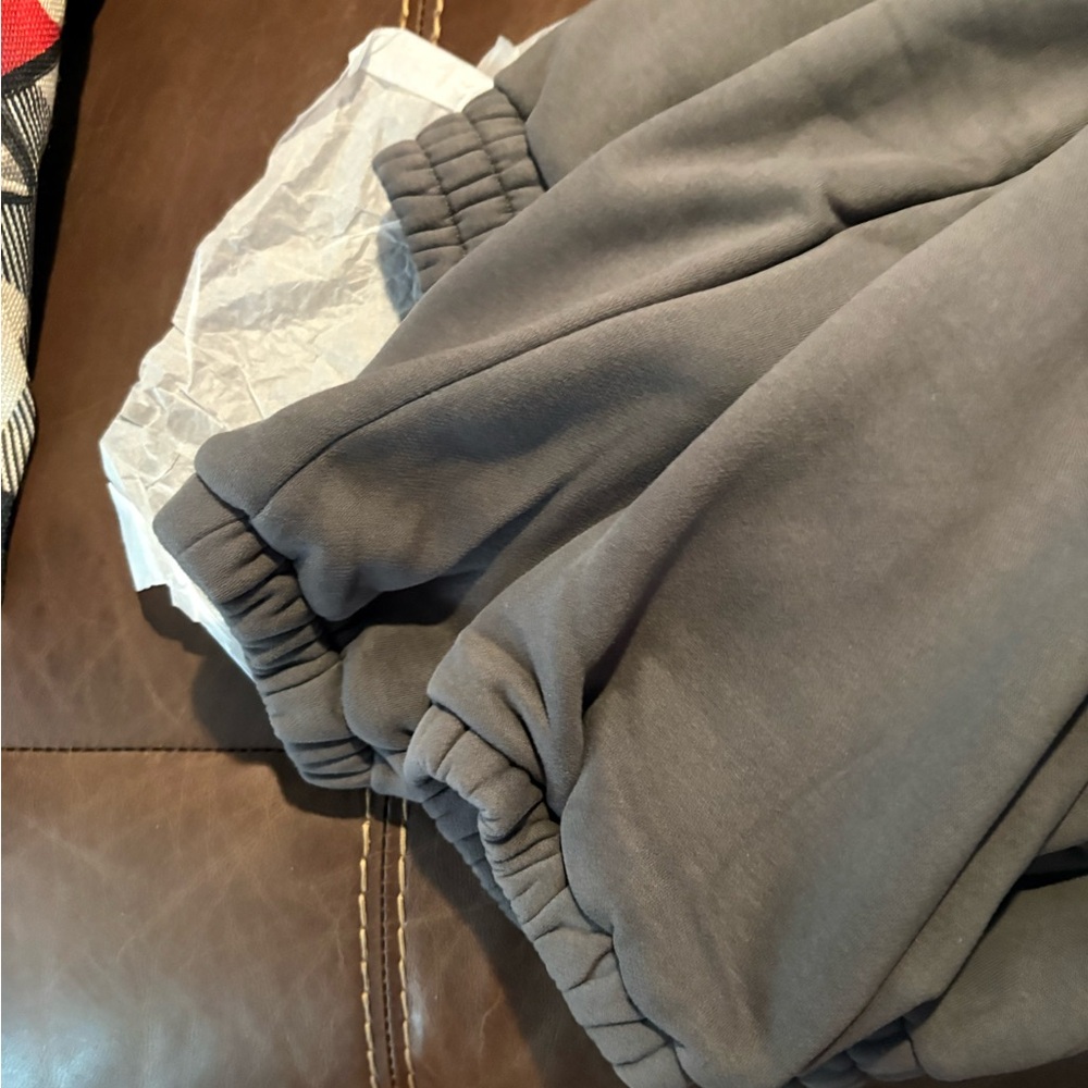 Men's gray Joggers, M pockets and gathered leg - Picture 3 of 4